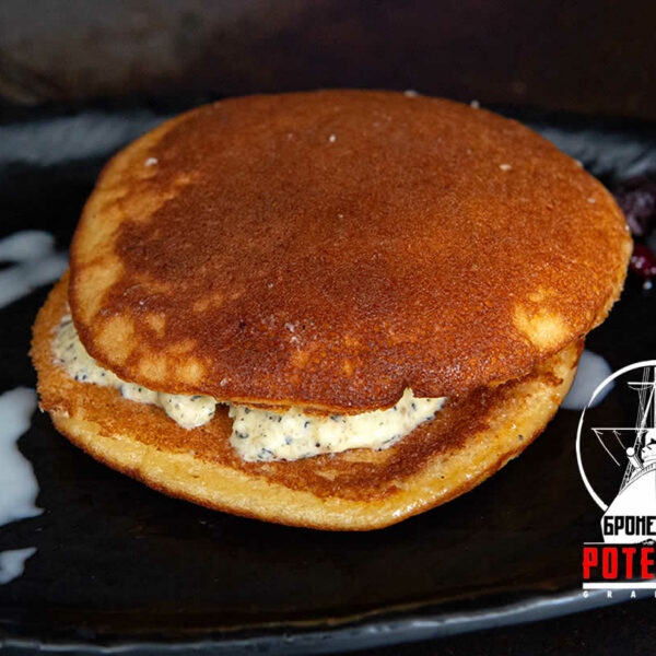 Delicioso postre de dorayaki relleno de delicioso helado de sésamo negro